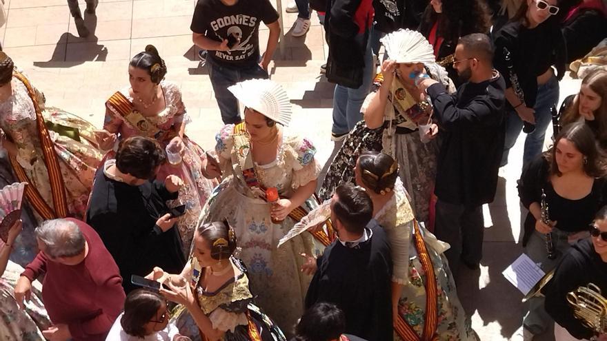 El abanico sombrilla y el lujo de la sombra en el veraniego superdomingo fallero de Dénia (imágenes)