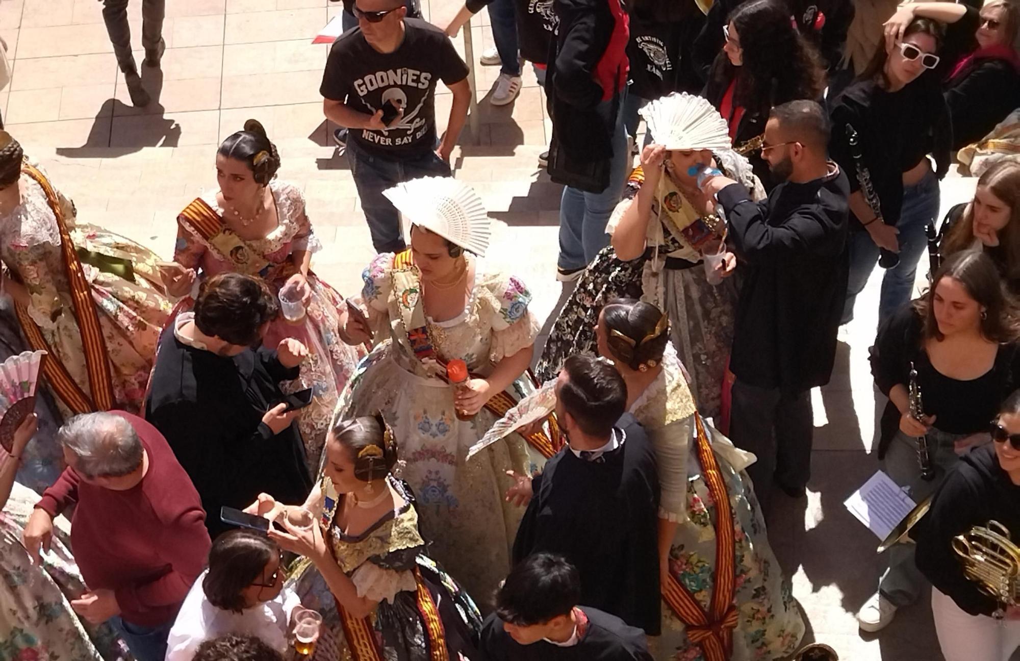 El abanico sombrilla y el lujo de la sombra en el veraniego superdomingo fallero de Dénia (imágenes)