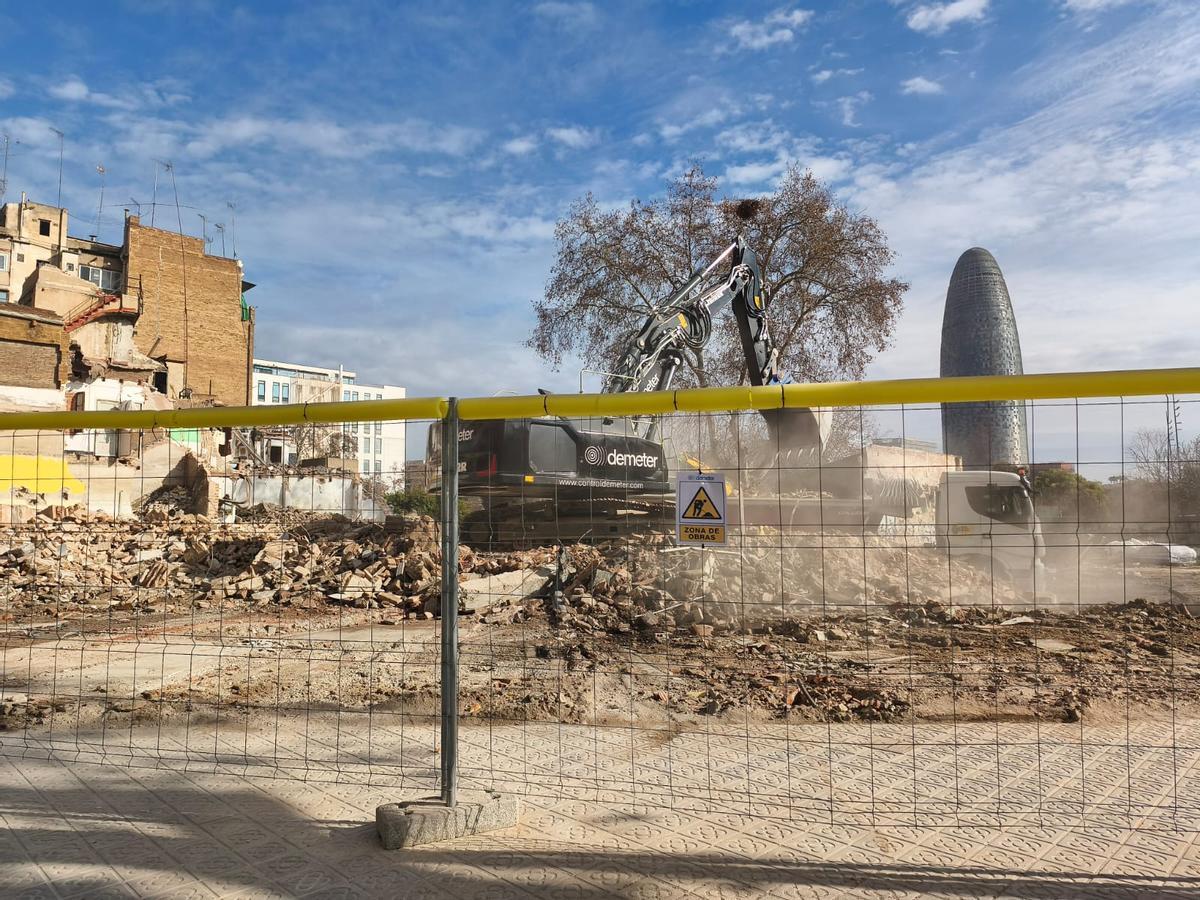 Uno de los solares recién demolidos, con la Torre Glòries al fondo.