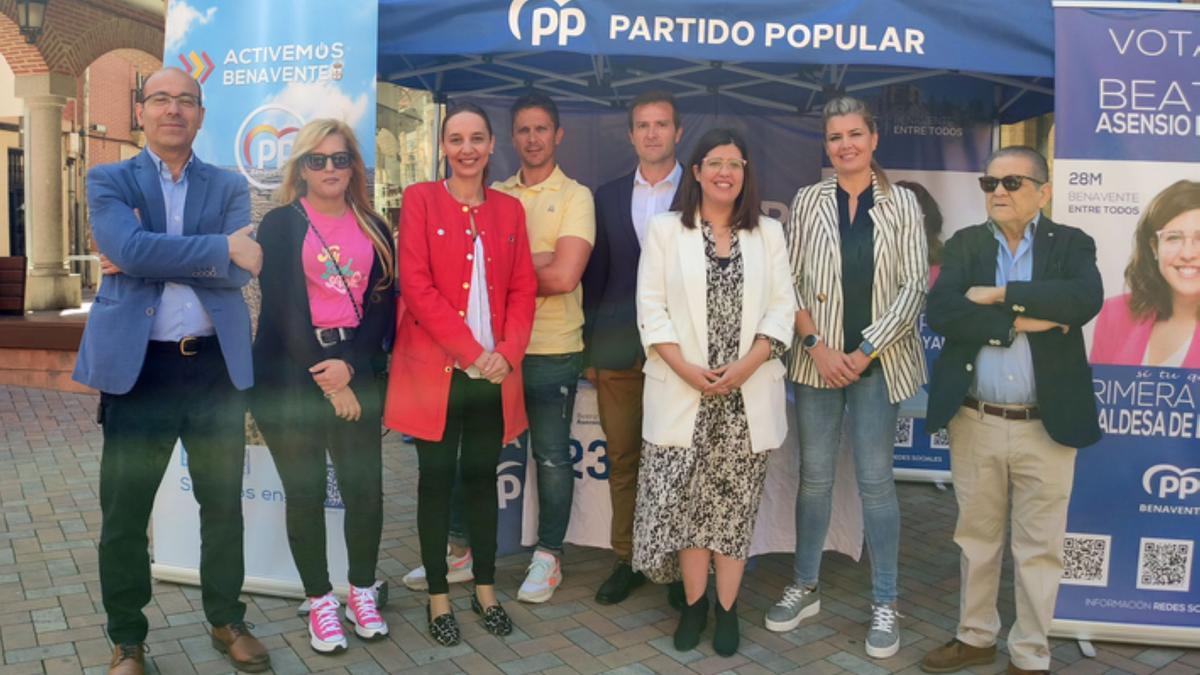 La candidata del PP junto a compañeros de su lista en Santa María. / E. P.