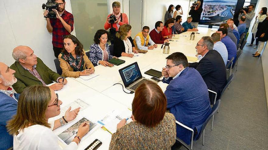 La conselleira de Infraestruturas presidió la Mesa por el Saneamiento de la Ría de Pontevedra.  // G. Santos
