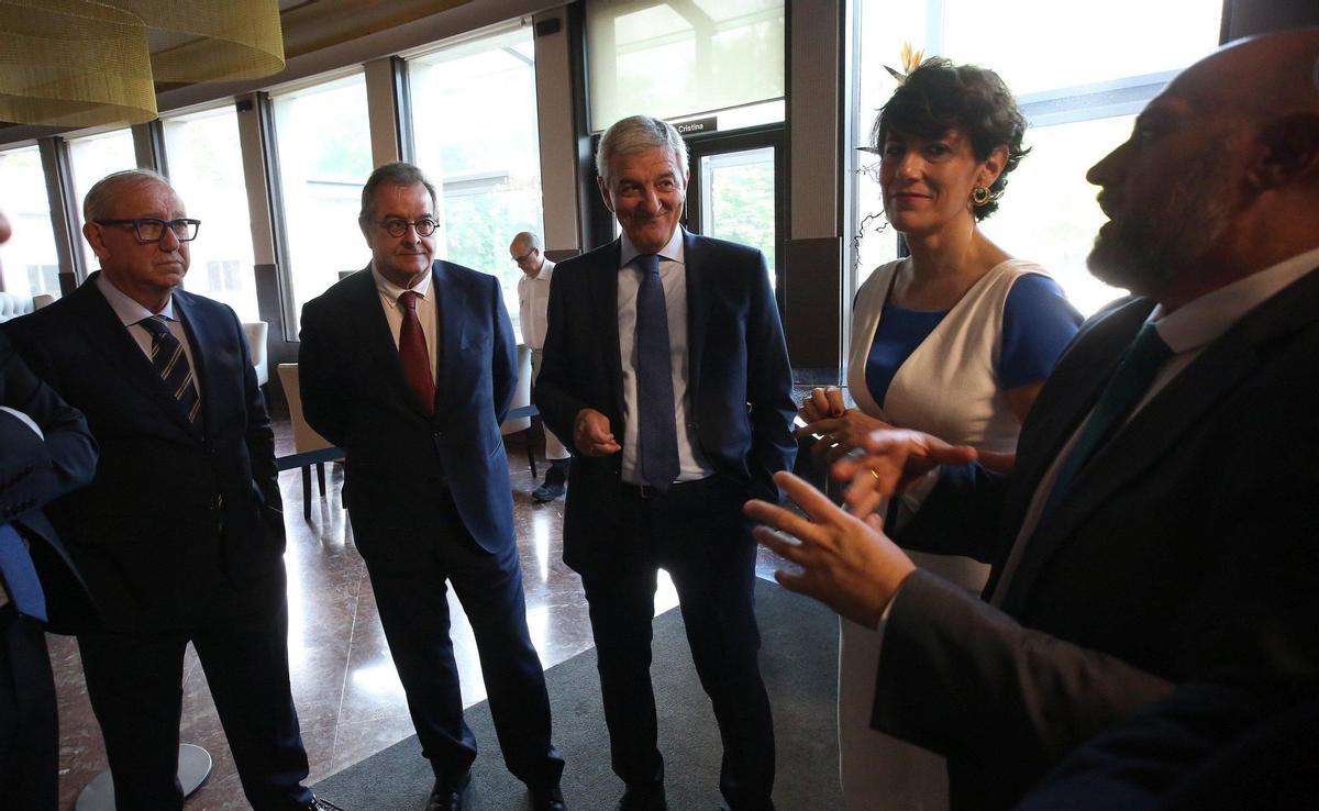 Desayuno informativo con Salvador Illa en Pamplona organizado por Diario de Noticias y EL PERIÓDICO. Albert Sáez, director de EL PERIÓDICO; Iñaki Alzaga, presidente del Grupo Noticias, y Elma Saiz, ministra de Inclusión, Seguridad Social y Migraciones, en un momento del evento.