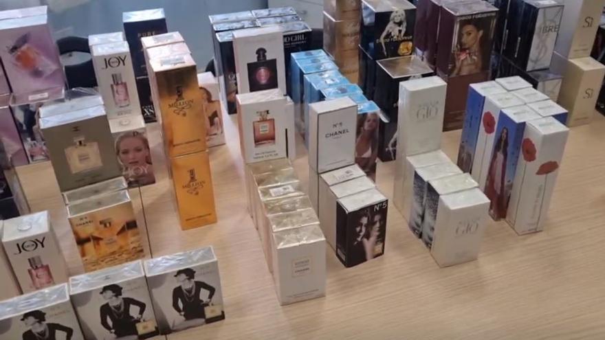 La Policía Local de Arrecife requisa 205 perfumes falsos para su venta en un mercadillo dominical