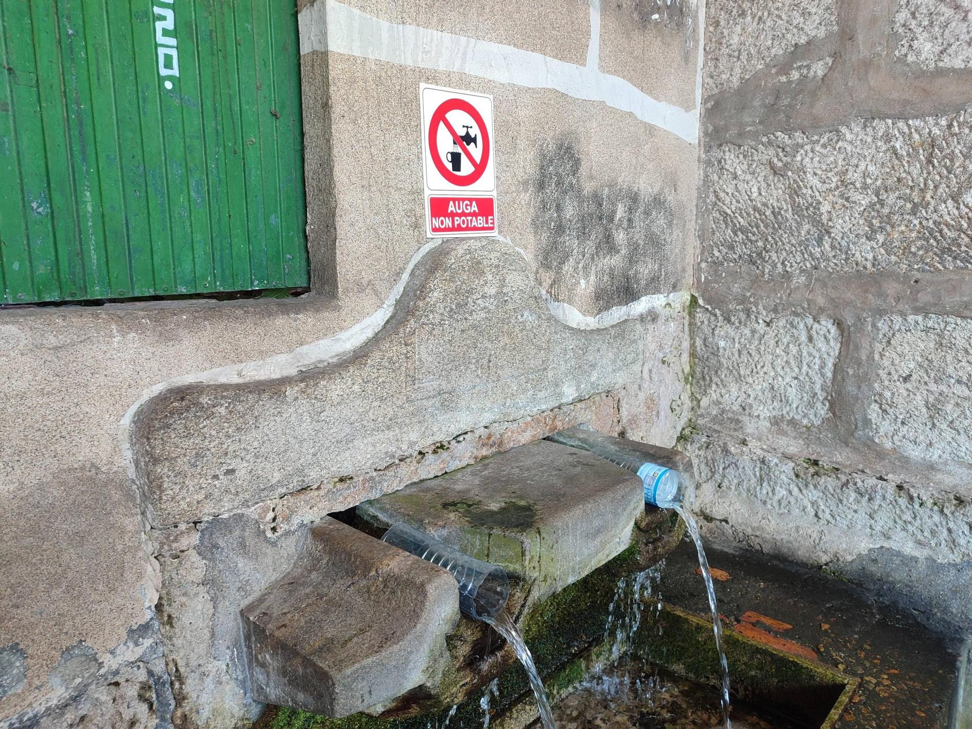 Cartel de agua no potable en la fuente de Fontecán.