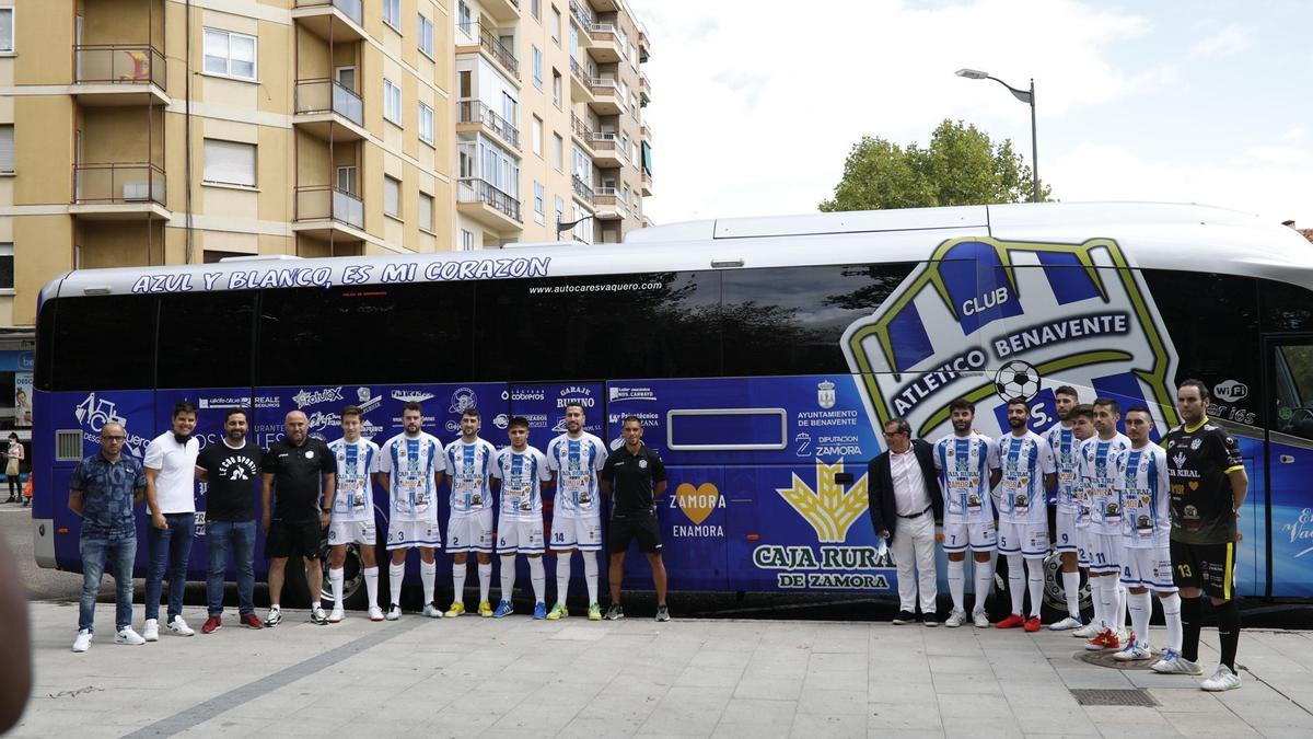 Presentación del Atlético Benavente y su autobús en La Marina (Zamora)