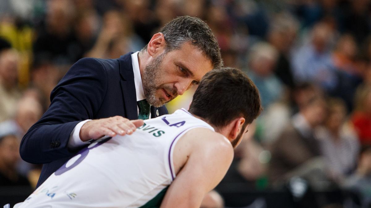 Ibon Navarro habla con Brizuela durante el partido contra el Bilbao Basket.