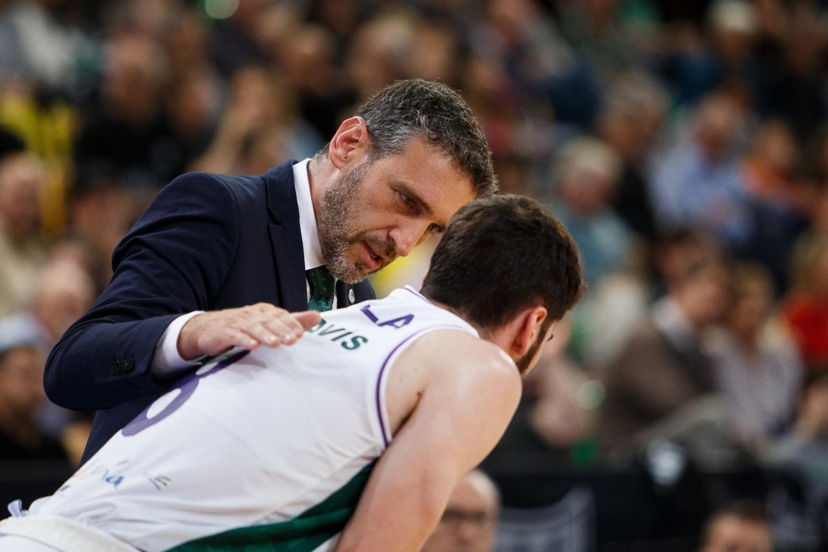 Ibon Navarro habla con Brizuela durante el partido contra el Bilbao Basket.