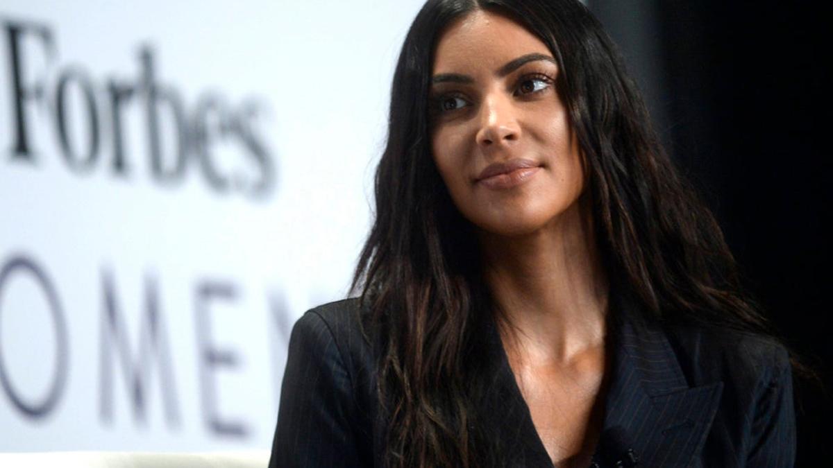 Kim Kardashian con melena suelta y maquillaje natural