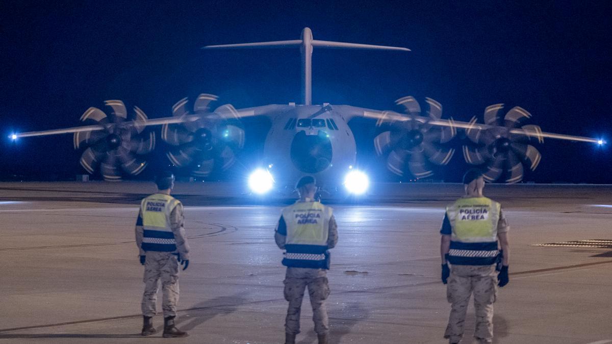 Llegan a España 160 afganos procedentes de Pakistán.