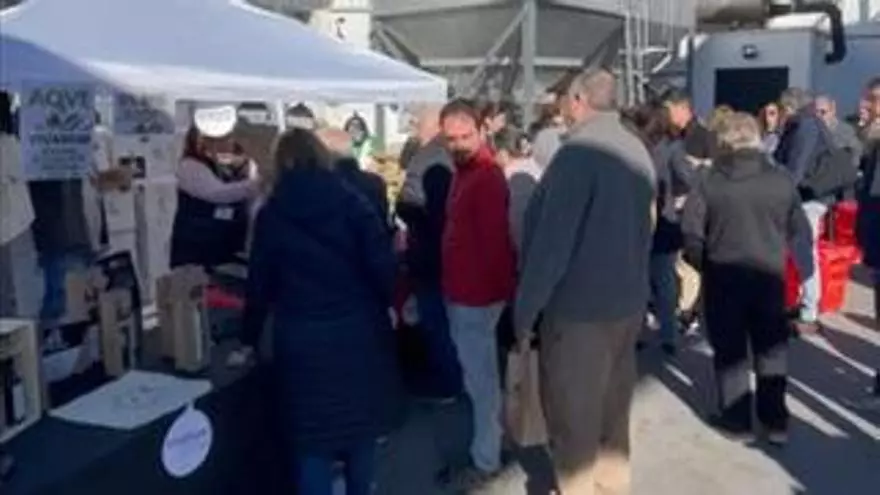 Colas para comprar una garrafa de 'oro líquido' en la fiesta dedicada al aceite de este pueblo de Castellón