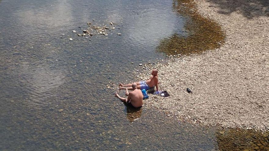 Bañistas en el río Nalón, a la altura de Las Caldas.  | F. V.