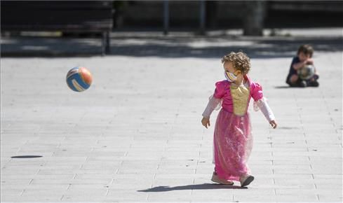 Una niña juega en una calle de Barcelona el 26 de abril de 2020