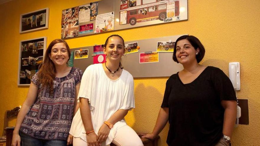 Por la izquierda, Isabel Rodríguez, Macarena Barbes y Rebeca Díaz, en la sede de &quot;Enalba&quot;, entidad vinculada al Opus Dei.