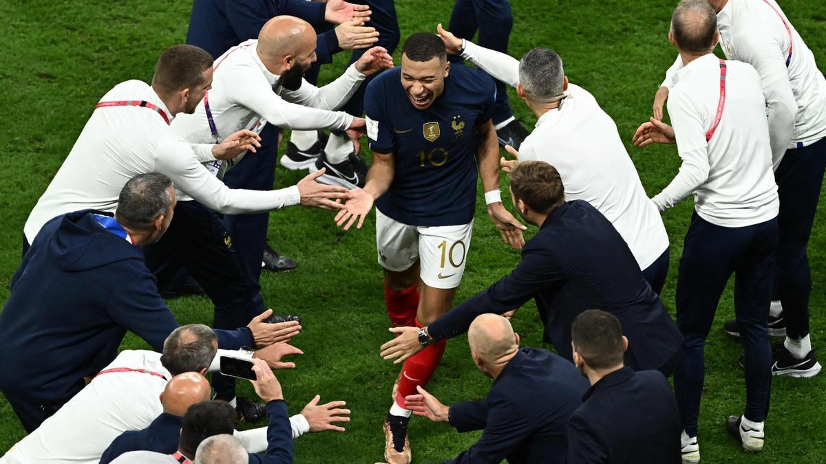 Mbappe celebra con los entrenadores después de la victoria del equipo en el partido de fútbol de cuartos de final de la Copa Mundial Qatar 2022 entre Inglaterra y Francia en el estadio Al-Bayt.