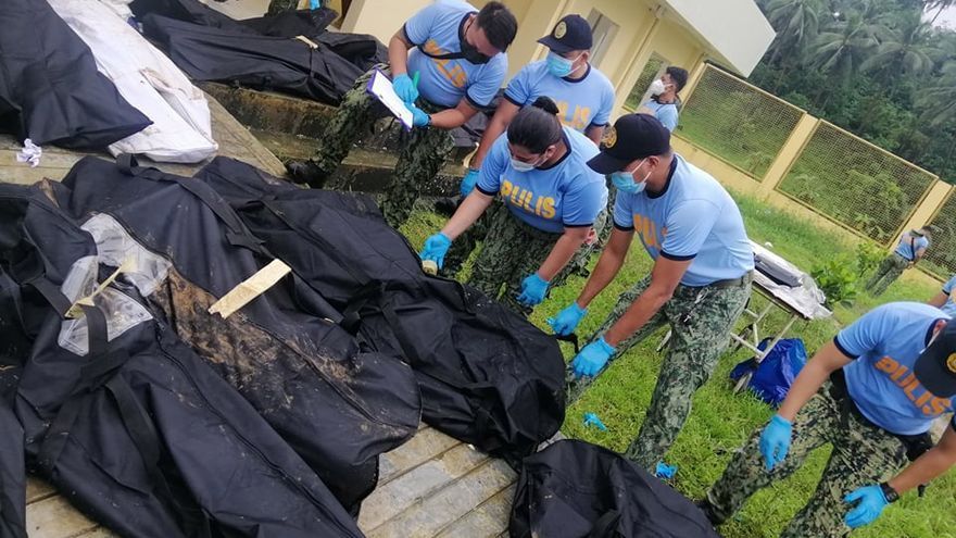Policías identificando a las víctimas de deslizamientos de tierra en Baybay, provincia de Leyte, Filipinas, tras el paso de la tormenta tropical Megi.