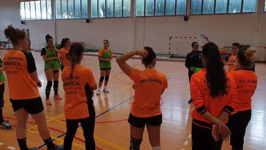 Prades da instrucciones a sus jugadoras, durante el entrenamiento de ayer. // @Atlguardes_ofic