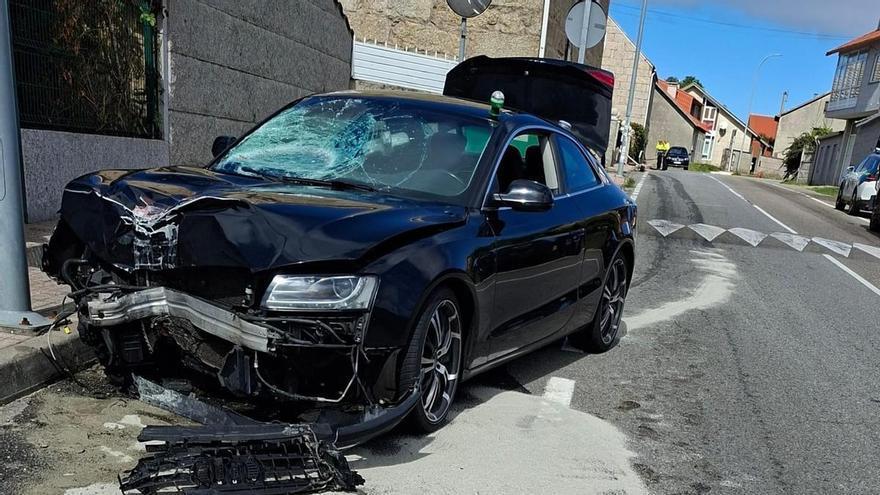 Un conductor derriba una farola y una señal en una aparatosa salida de vía en Cambados