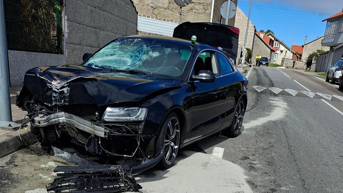 Un conductor derriba una farola y una señal en una aparatosa salida de vía en Cambados