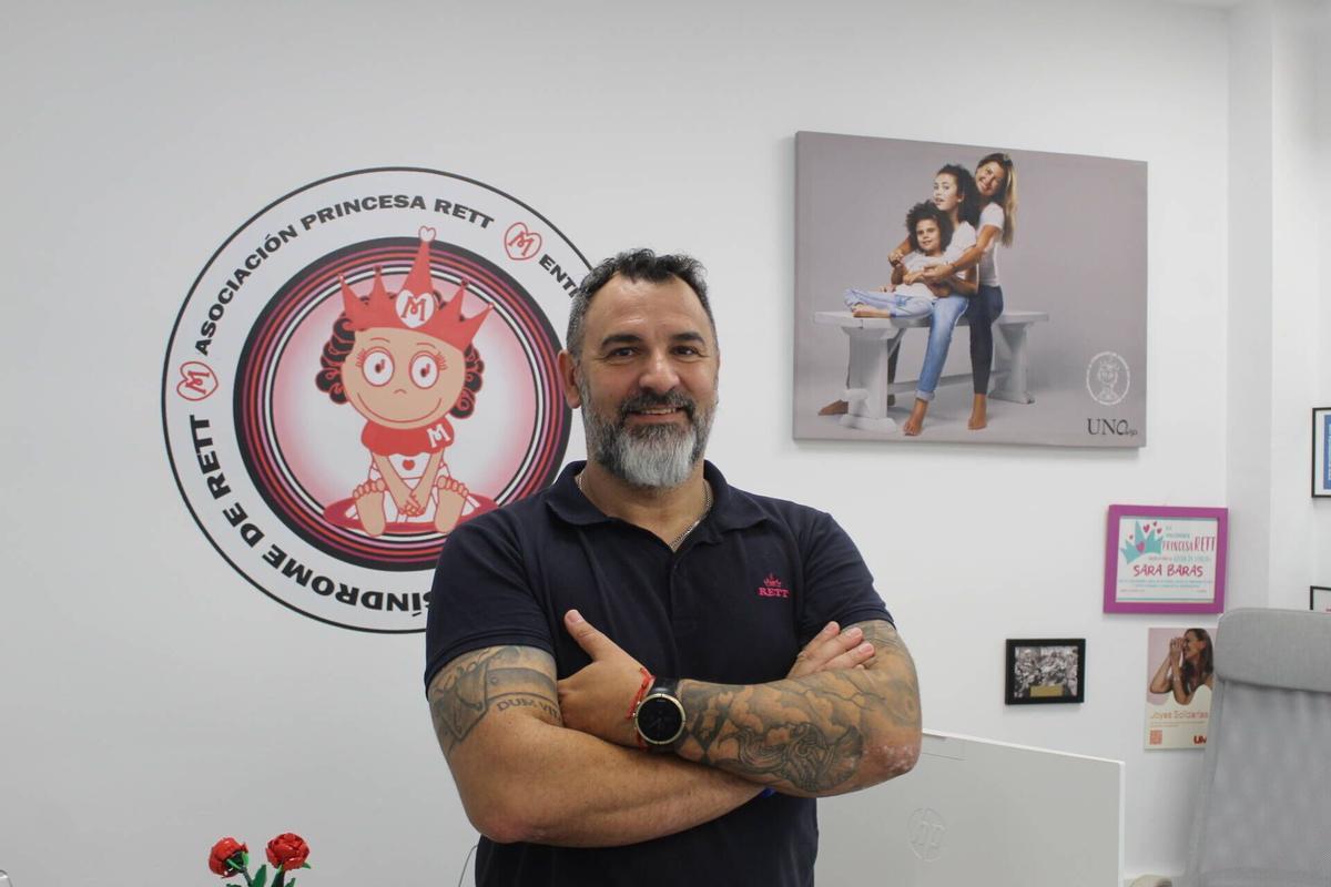 Francisco Santiago, presidente de la Asociación Nacional Mi Princesa Rett, en el centro terapéutico que la entidad gestiona en Badajoz.