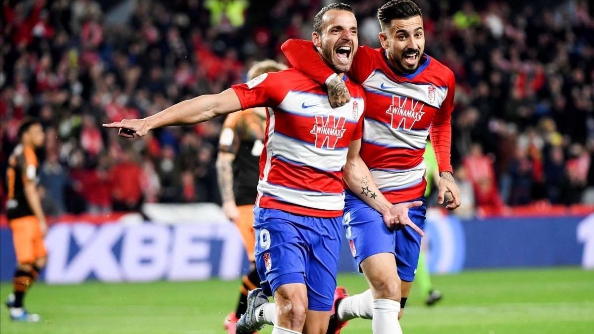 El delantero del Granada Soldado celebra junto a su compañero Vadillo el primer gol granadino.