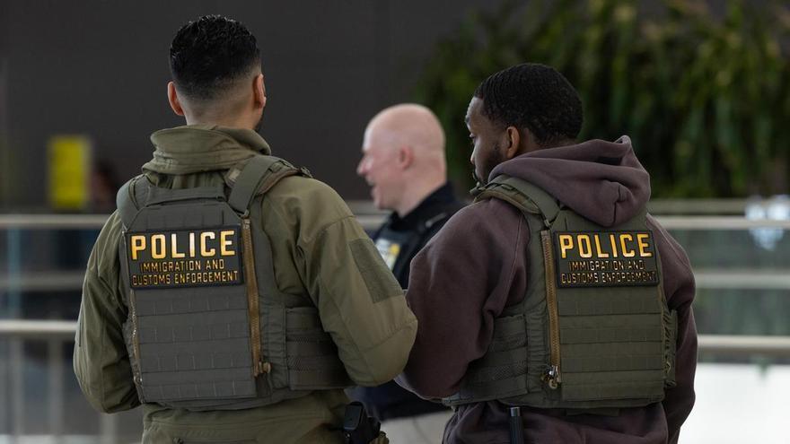 Latinoamericanos que viven en Vigo, hacinados en el aeropuerto de Miami durante días por las restricciones de Trump