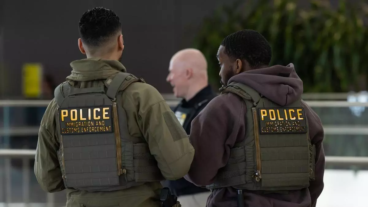 Latinos que viven en Vigo, hacinados en el aeropuerto de Miami durante días por las restricciones de Trump