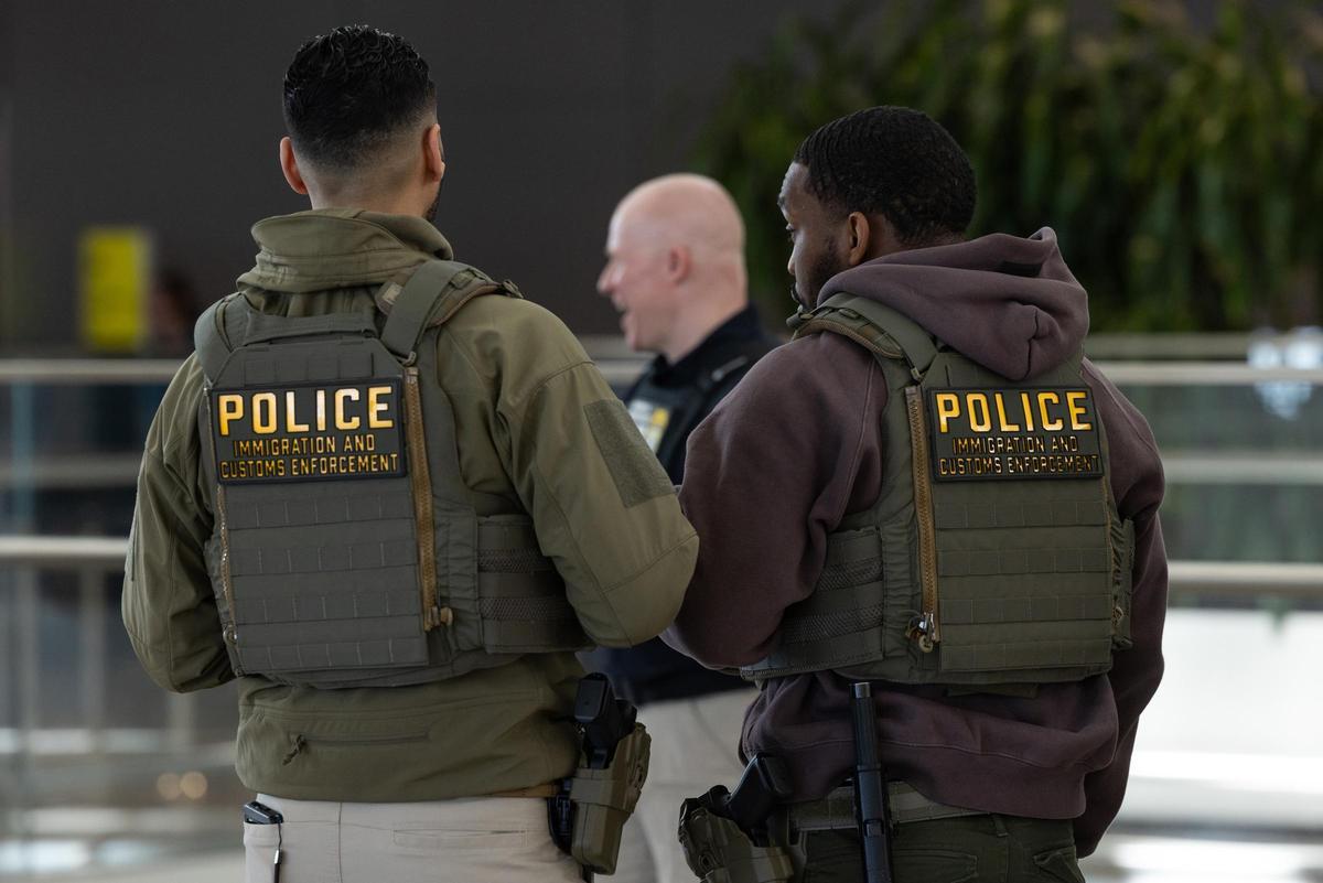 Agentes del ICE, en un aeropuerto estadounidense.