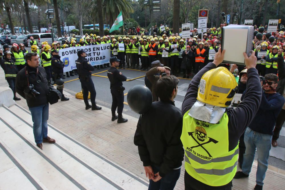 El colectivo se manifiesta en las calles en una marcha que ha concluido frente al Ayuntamiento