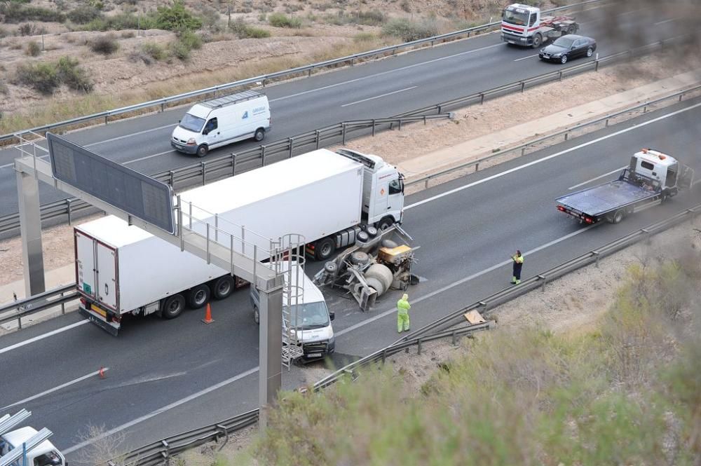 Atascos kilométricos tras el accidente de una furgoneta en la A7