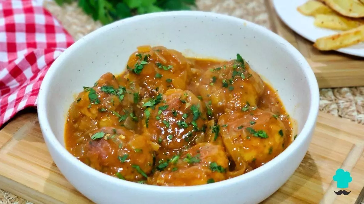 Albóndigas de pollo en salsa española: jugosas, tiernas y perfectas para mojar pan