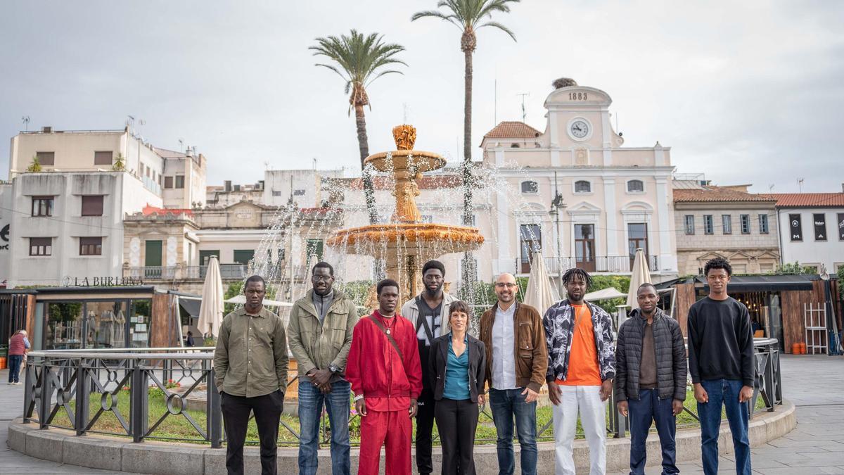 El delegado de Migraciones, Ángel Calle, junto a Carmen Aroca Bedmar, mediadora del proyecto, y representantes de la ONG y personas migrantes del CAED-Mérida
