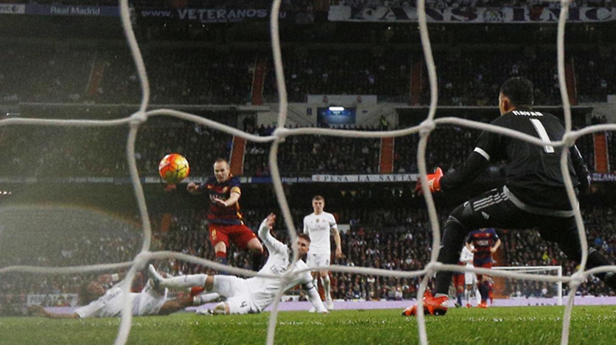 El Barça golea al Madrid y deja a Benítez en la cuerda floja