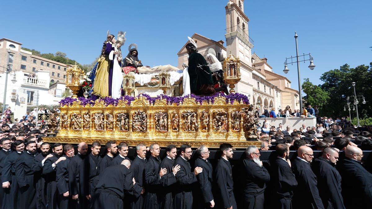 El Yacente de la Paz y la Unidad baja desde la Basílica de la Victoria el Viernes Santo de 2023