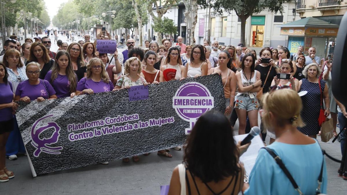 Concentración de la Plataforma Cordobesa Contra la Violencia a las Mujeres en el Bulevar del Gran Capitán.