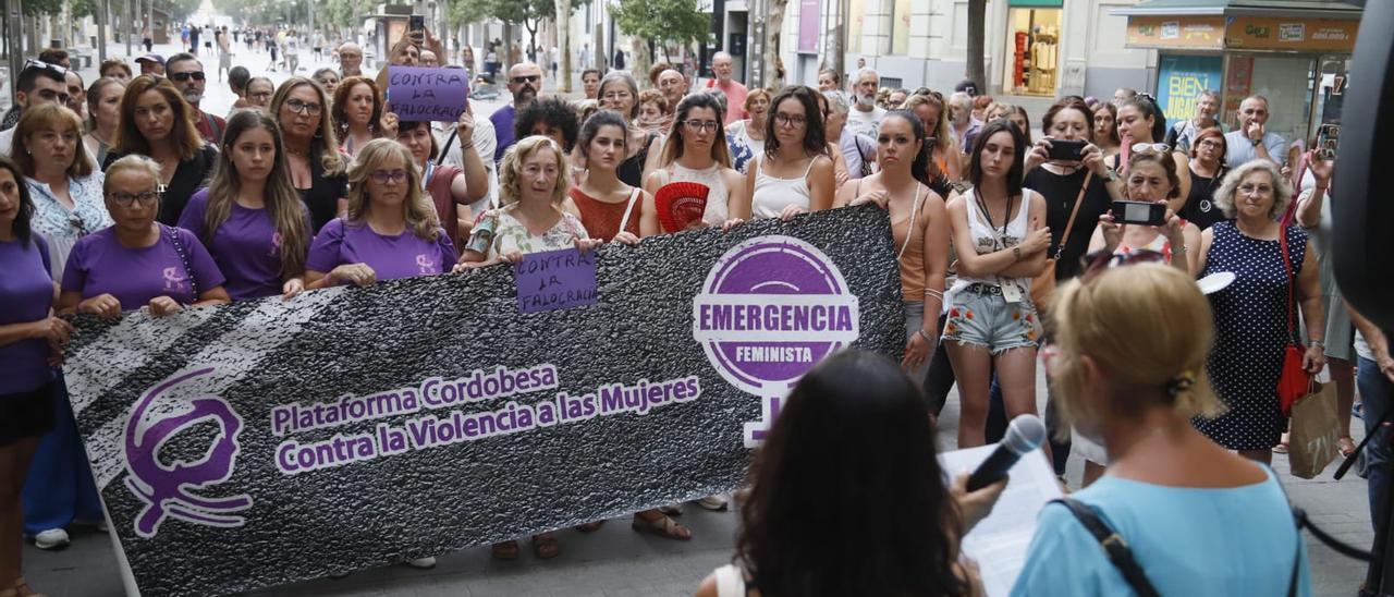 Concentración de la Plataforma Cordobesa Contra la Violencia a las Mujeres en el Bulevar del Gran Capitán.