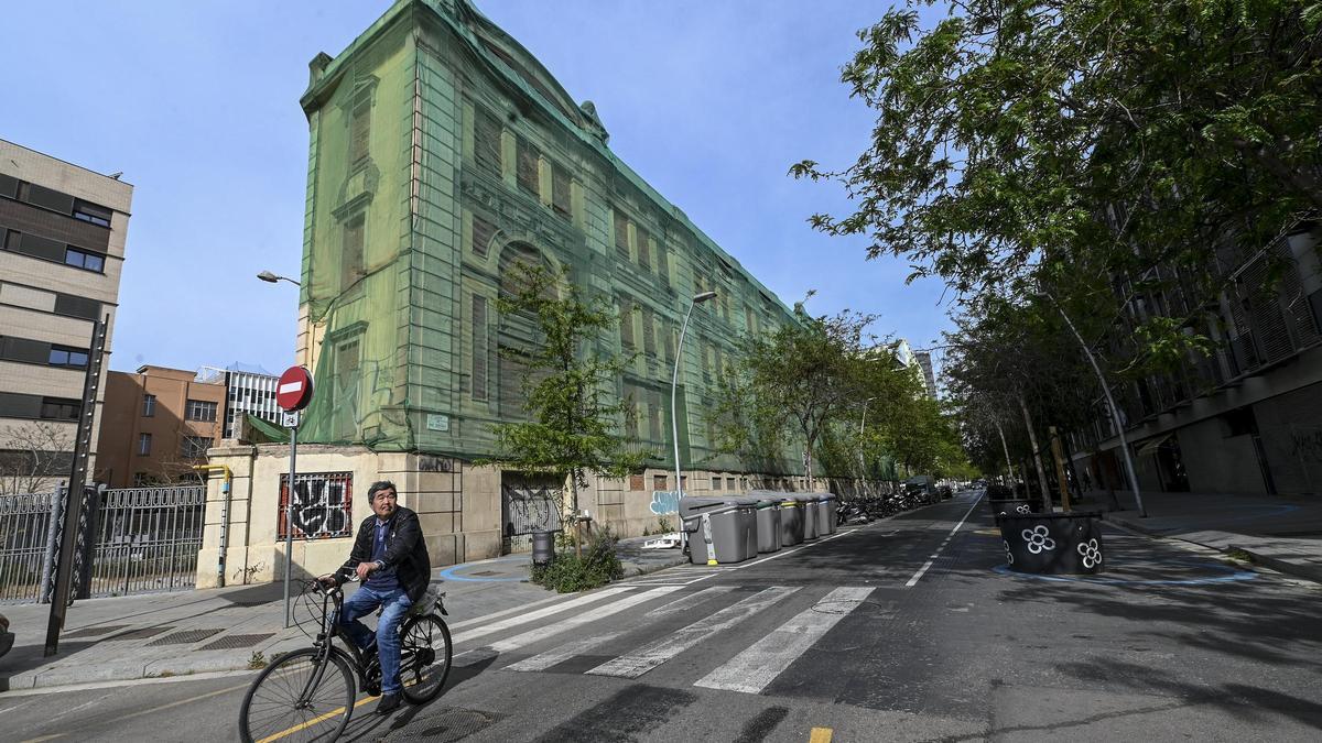 El edificio del Poblenou donde el Ayuntamiento de Barcelona prevé instalar la Casa de les Lletres.