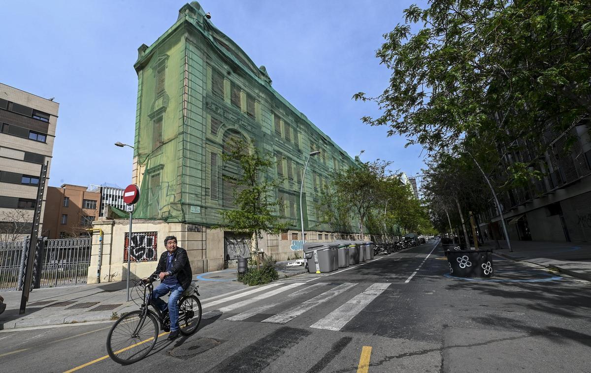 El edificio del Poblenou donde el Ayuntamiento de Barcelona prevé instalar la Casa de les Lletres.