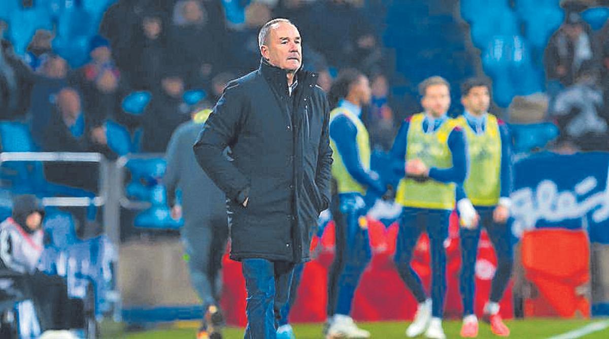 Víctor Fernández, en su último partido como entrenador, ante el Oviedo en diciembre pasado.