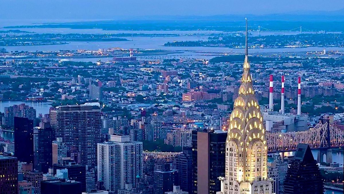 En primeiro termo: Edificio Chrysler (Nova York, 1928-1930).