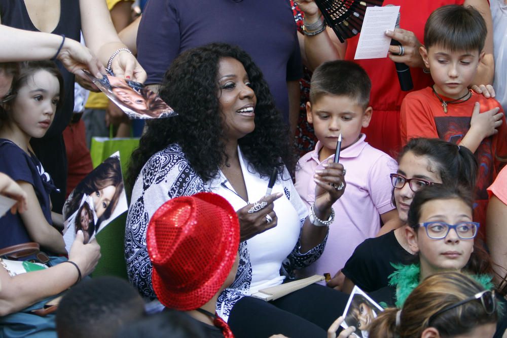 La cantante Gloria Gaynor visita el colegio público Luis Vives de Valencia