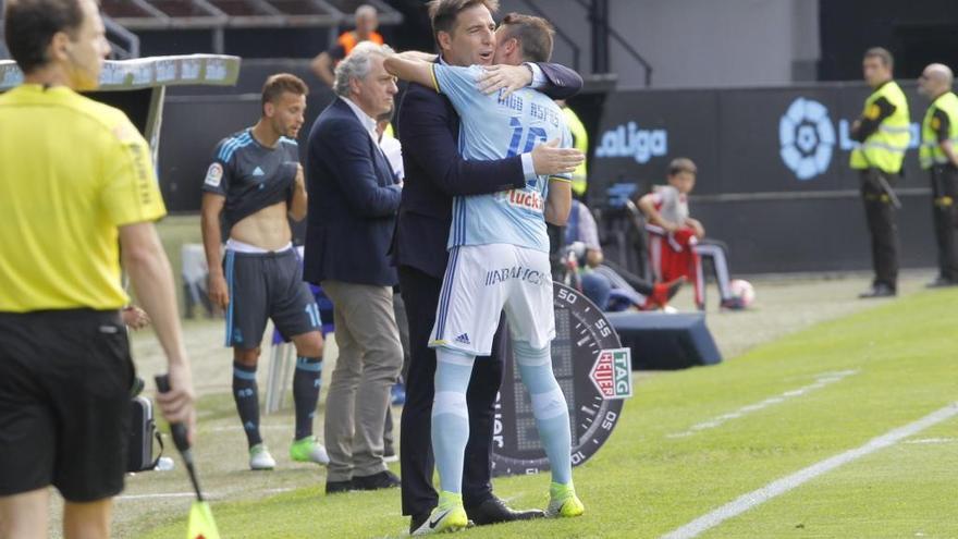 Berizzo, abrazado por Aspas, en su último partido como entrenador.