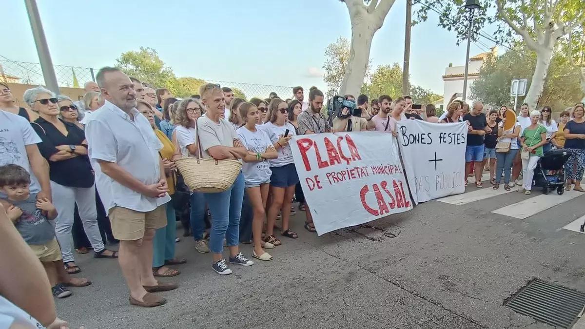 Concentración en Son Sardina reclamando la construcción de una plaza pública.