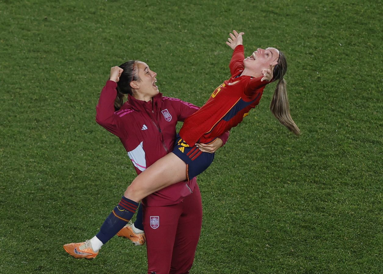 Rocío sostiene a una compañera tras la victoria en semifinales ante Suecia