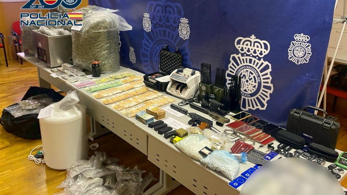 Droga, billetes y armas intervenidas por la Policía Nacional del entramado criminal que operaba en Elche