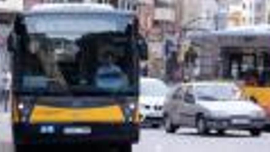 Dos autobusos de TMG, al final del carrer Barcelona amb la ronda Ferran Puig.