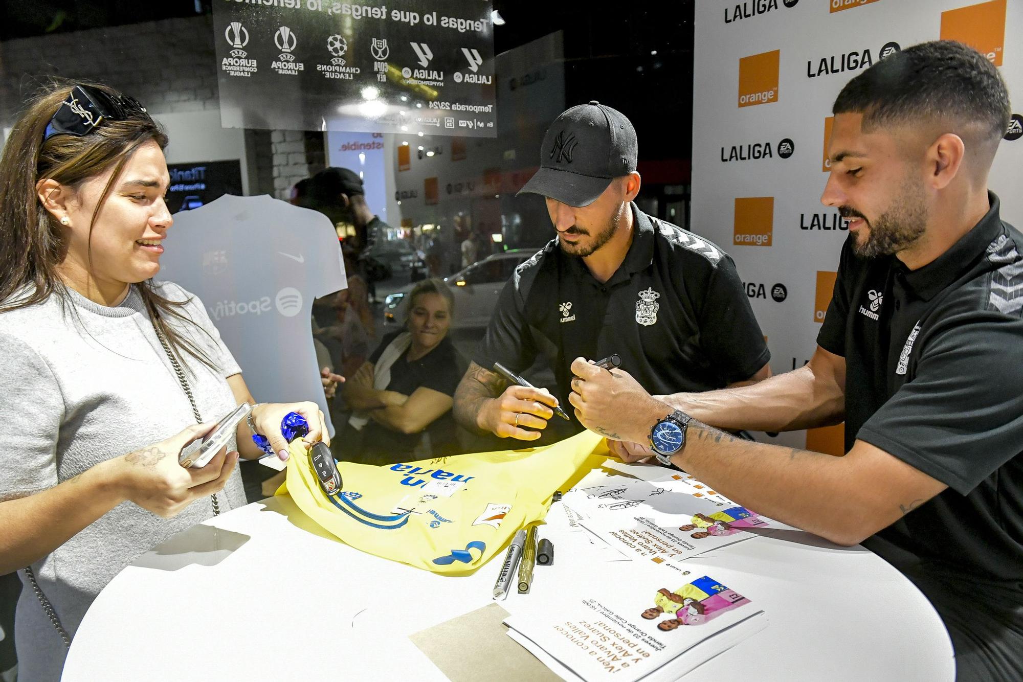 Álex Suárez y Álvaro Valles atienden a los aficionados en la Tienda Orange de la calle Galicia