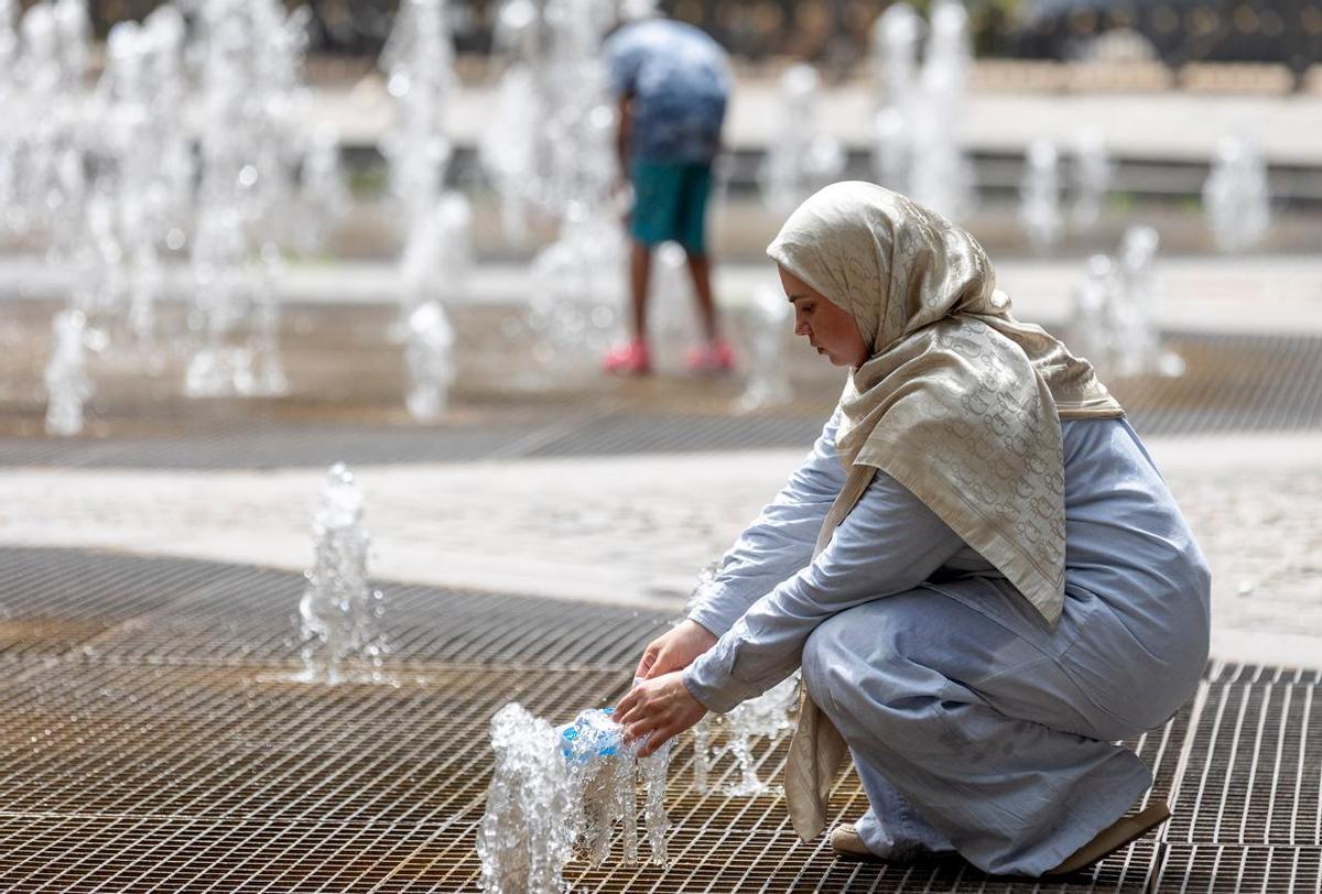 La ola de calor aprieta en Alicante: vecinos y turistas se bañan en las fuentes La ola de calor aprieta en Alicante: vecinos y turistas se bañan en las fuentes