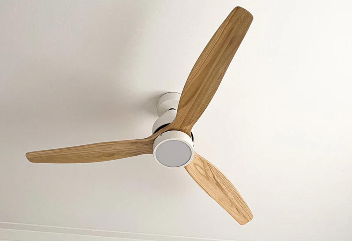Olvídate de los 40 grados con este ventilador de techo silencioso (y que apenas consume luz)