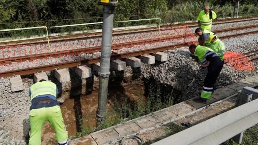 Un despreniment obliga a circular els trens en via única entre Girona a Flaçà