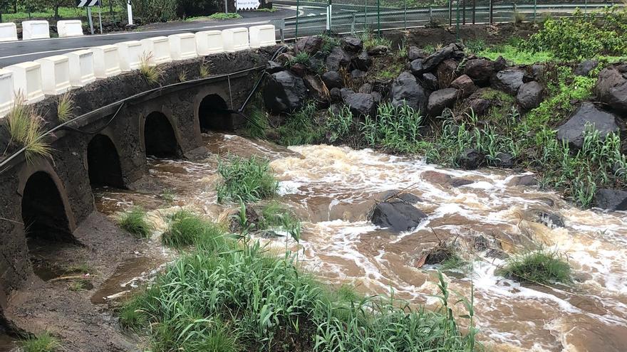 La lluvia en Mogán hace correr el barranco